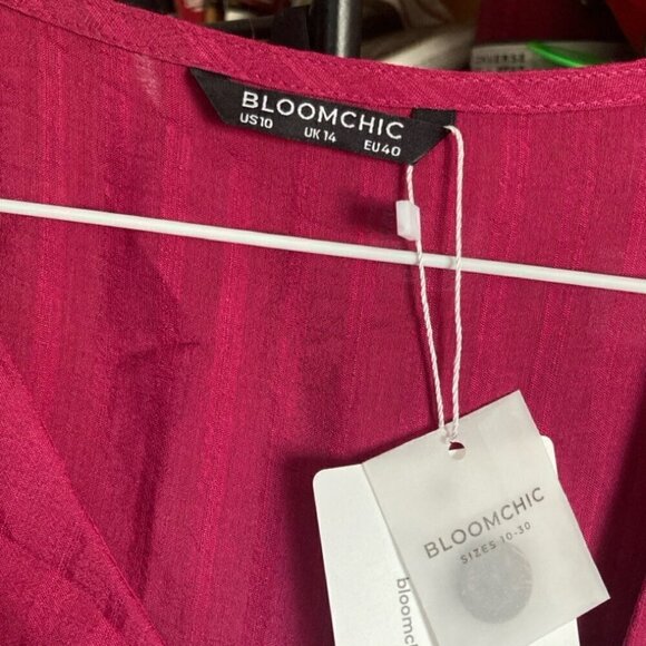 BloomChic V cut dress buttons down the front flowing sleeves - Picture 3 of 4